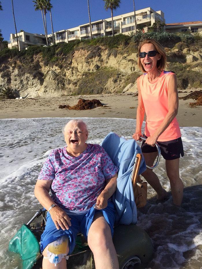 Pessoa idosa sorrindo muito ao ver o oceano