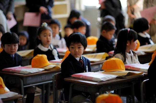 Criancinhas japonesas na sala de aula