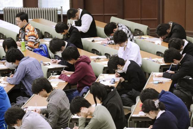 sala de aula repleta de alunos japoneses fazendo prova