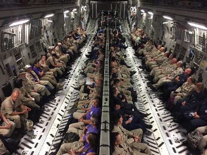 Especialistas médicos dentro de um avião, rumo a Orlando