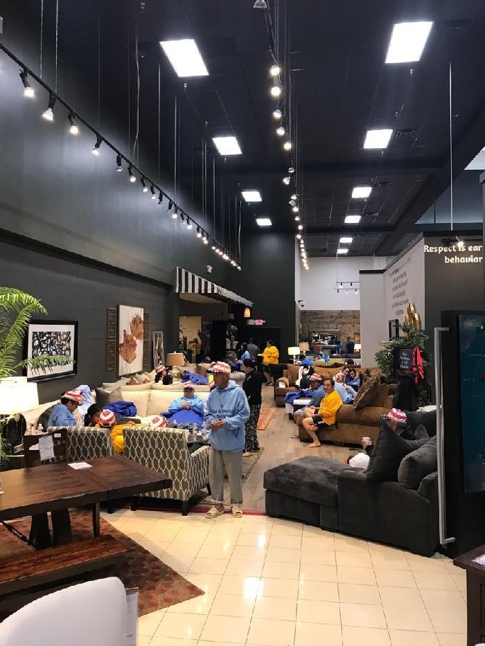 Loja de móveis comportando as vítimas do furacão