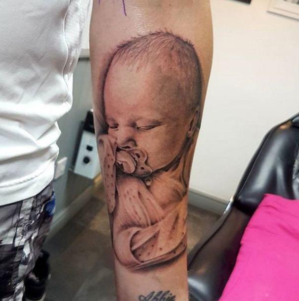 Pais tatuam rosto dos filhos em imagens hiperrealistas