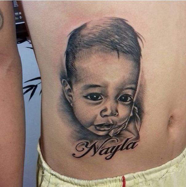 Pais tatuam rosto dos filhos em imagens hiperrealistas